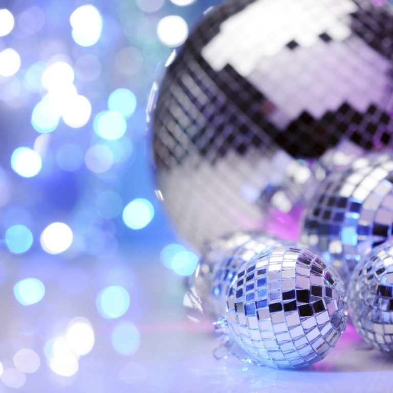 Discofox tanzen Köln Spiegelnde Discokugeln und glitzernde Lichter in sanften Blautönen.